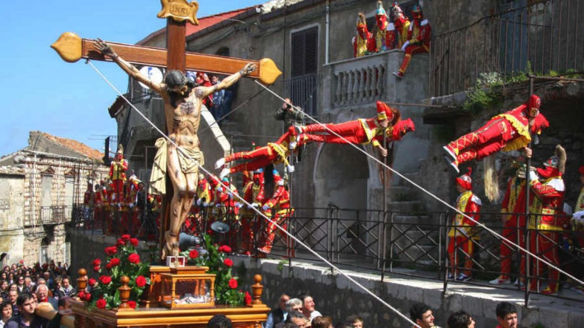 La Settimana Santa di San Fratello a Messina | Quando i "Giudei" terrorizzano il paese: una tradizione che sicuramente non conosci - 