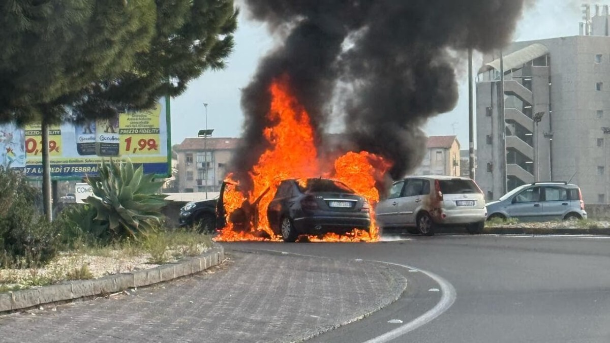 Auto in fiamme a Catania | Traffico in tilt e disagi per i cittadini - 