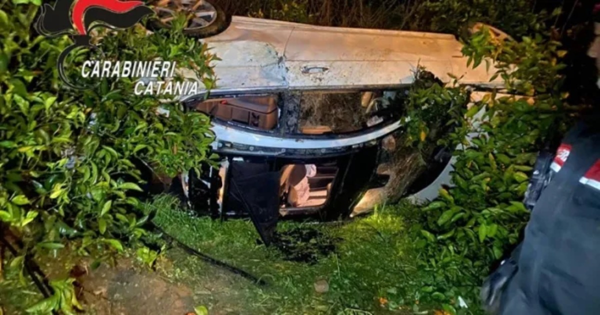 Grave incidente a Scordia | Auto si ribalta e precipita nella scarpata - 