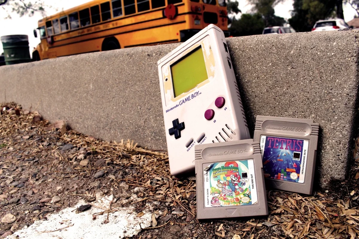 1989: l’anno in cui il Game Boy fece impazzire l’Italia (e il segreto della sua batteria infinita!) - 