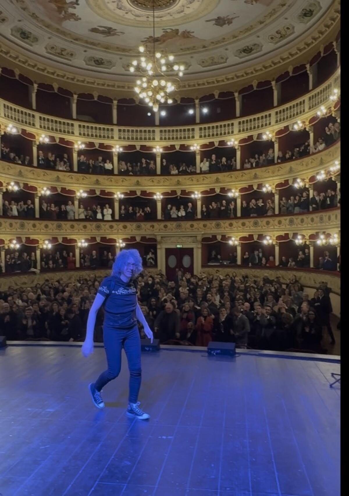 Giovanni Allevi rinasce sul palco | Scopri il messaggio potente che ha toccato tutti al Teatro Pirandello! - 