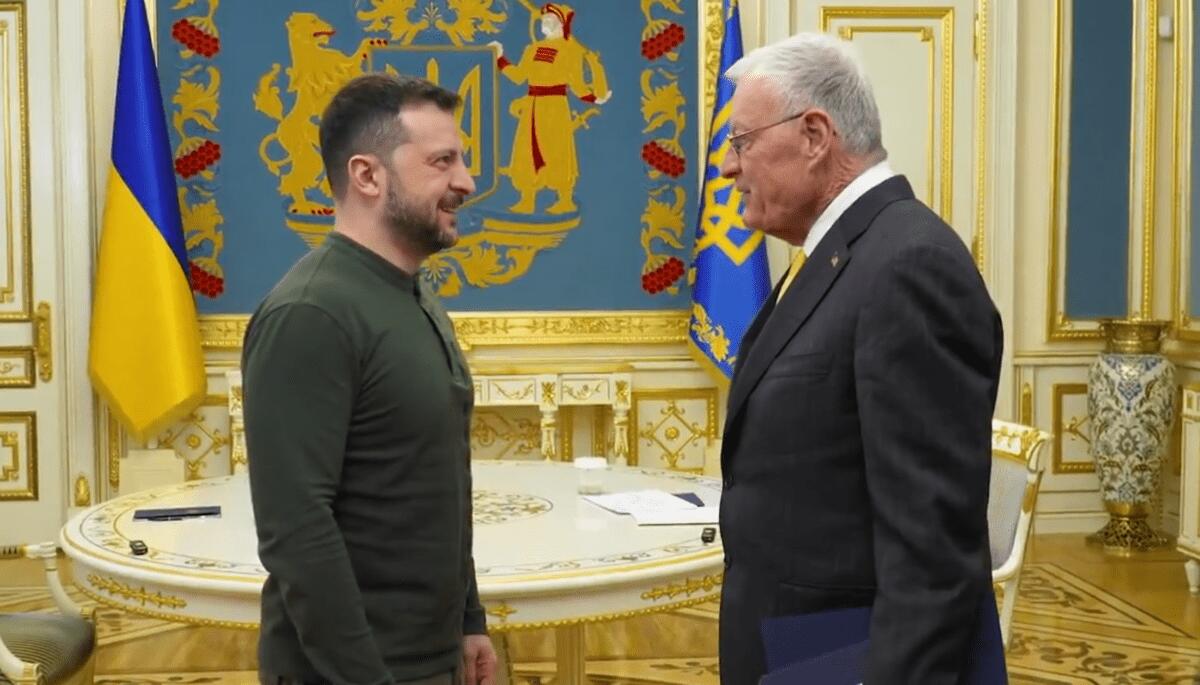 Zelensky si dice "grato" agli Stati Uniti | Ma cosa nasconde questo abbraccio politico? - 