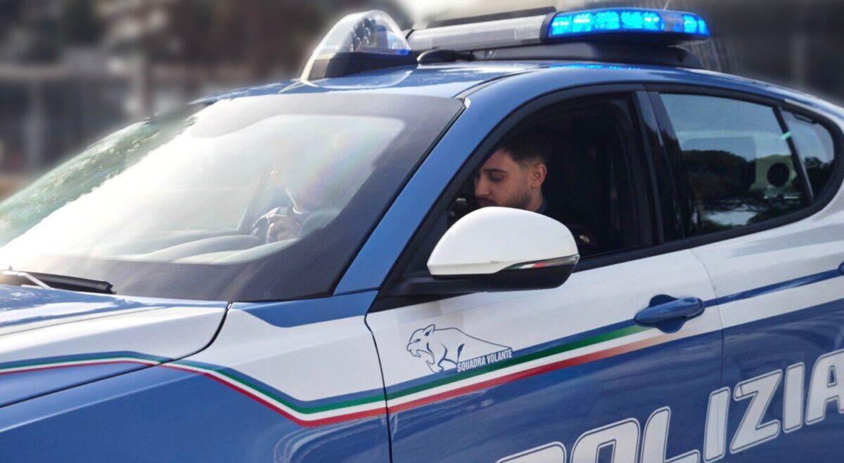 Caos in autogrill: un uomo armato di martello attacca i poliziotti | Cosa sta succedendo alla sicurezza pubblica? - 