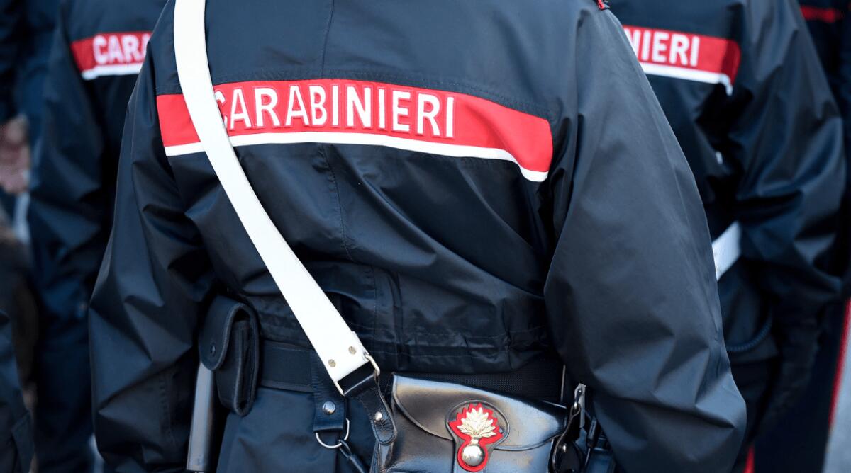 Scrive sulla fronte di una carabiniera | Ma è davvero questa la punizione giusta? -
