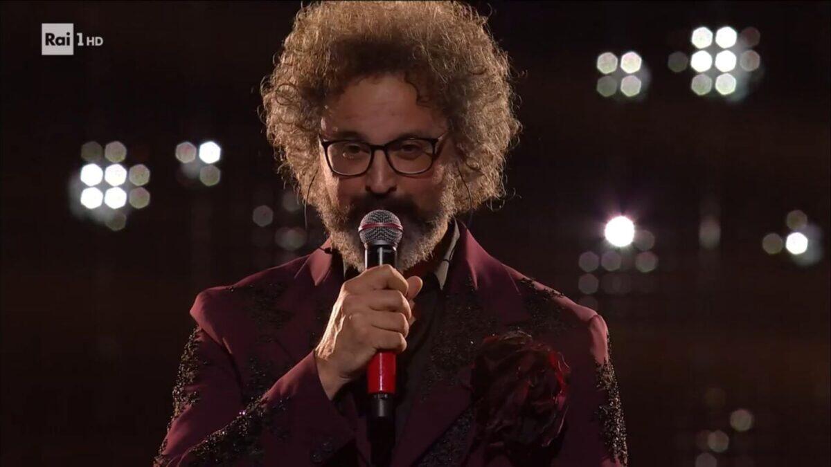 Il dramma personale di Simone Cristicchi che ha ispirato la sua musica | Può il dolore trasformarsi in arte terapeutica? - 