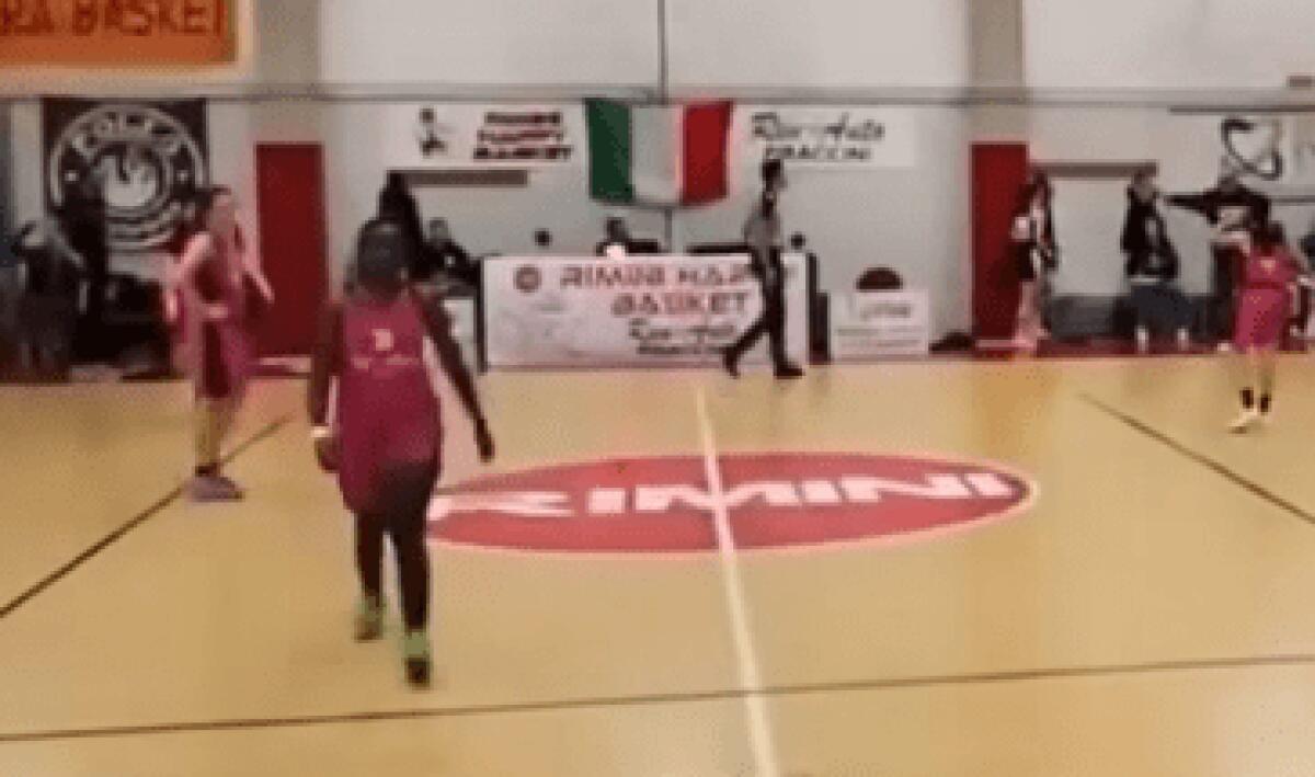 Insulti razzisti in campo: la mamma della tifosa sotto inchiesta rischia un Daspo | È l'ennesimo scandalo nel mondo dello sport? - 
