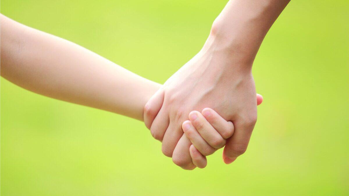 Mamma strappata al figlio: la verità che nessuno vuole sentire sulla psicosi puerperale - 