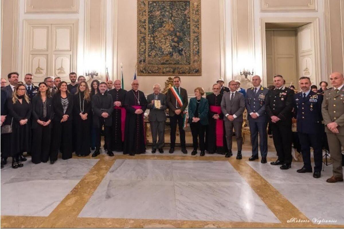 Tuccio Musumeci riceve la Candelora d’Oro | Scopri perché il Comune di Catania celebra il decano del teatro siciliano! - 