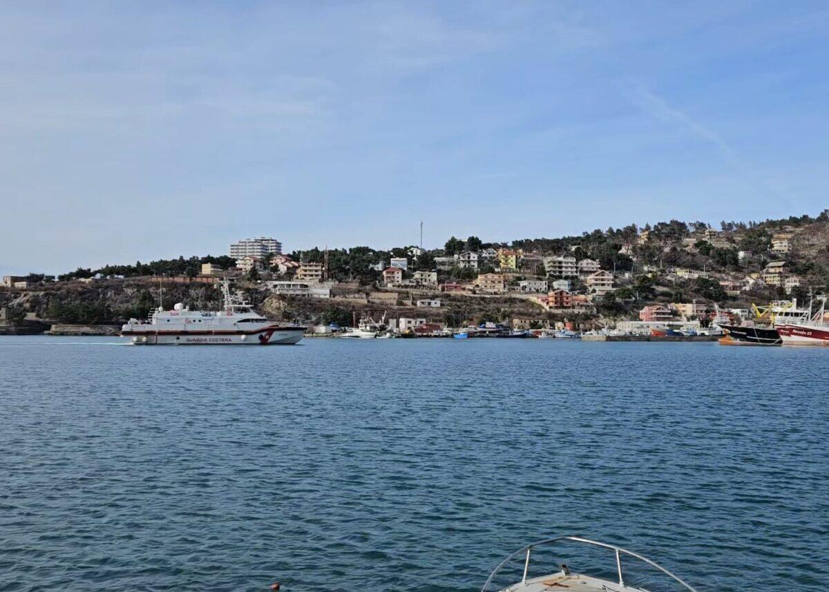 Nave della Guardia Costiera al porto di Shengjin | I segreti dietro il trasporto dei 43 migranti che stanno scuotendo l'Italia! - 