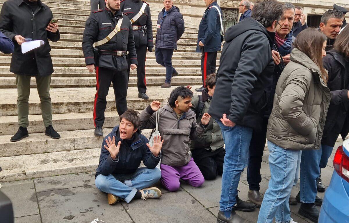 Flash Mob di Giovani lancia Verdura Marcia | Il Parlamento è davvero insensibile alla crisi climatica? -