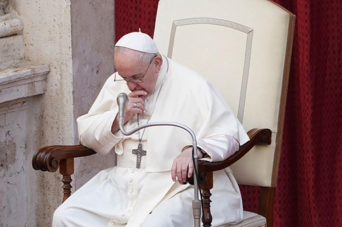 Papa Francesco in difficoltà | Riuscirà a resistere alle pressioni per dimettersi? - 