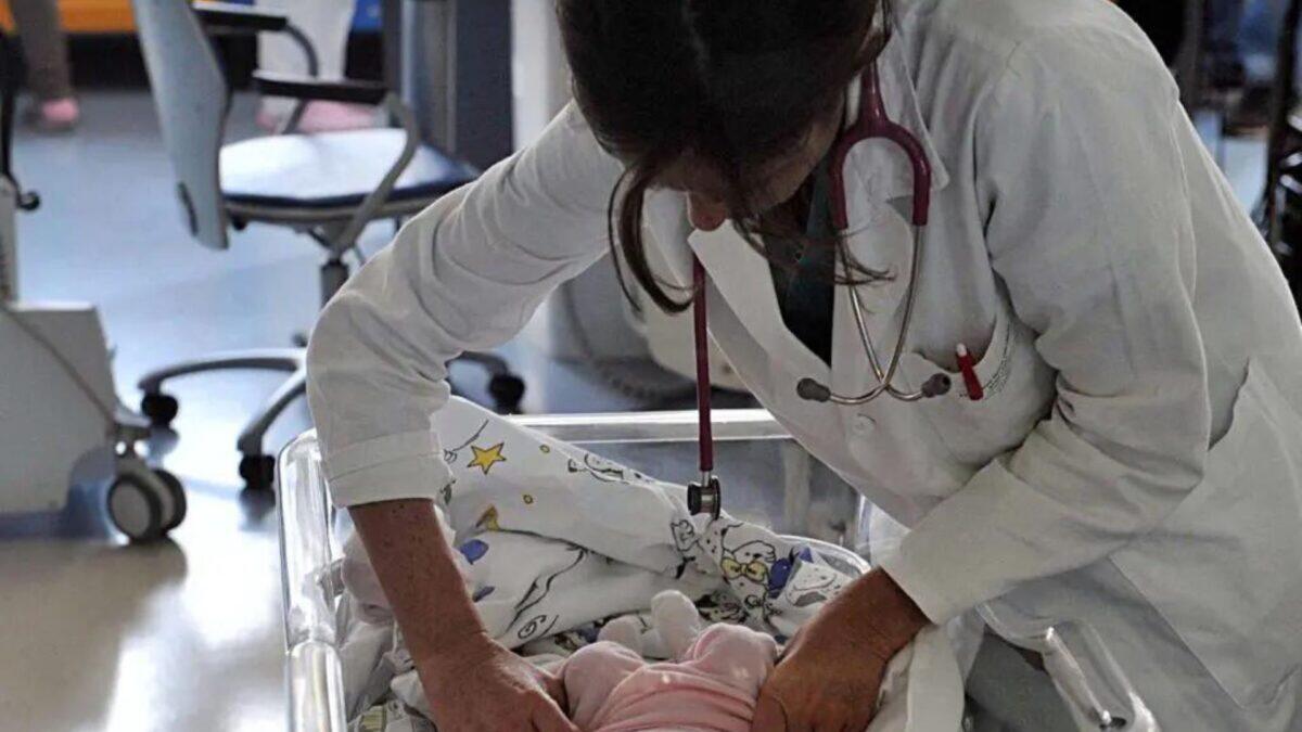 Neonato morso da un bulldog in casa: è la seconda volta in pochi giorni? | Scopri la verità su questi attacchi sorprendenti! - 