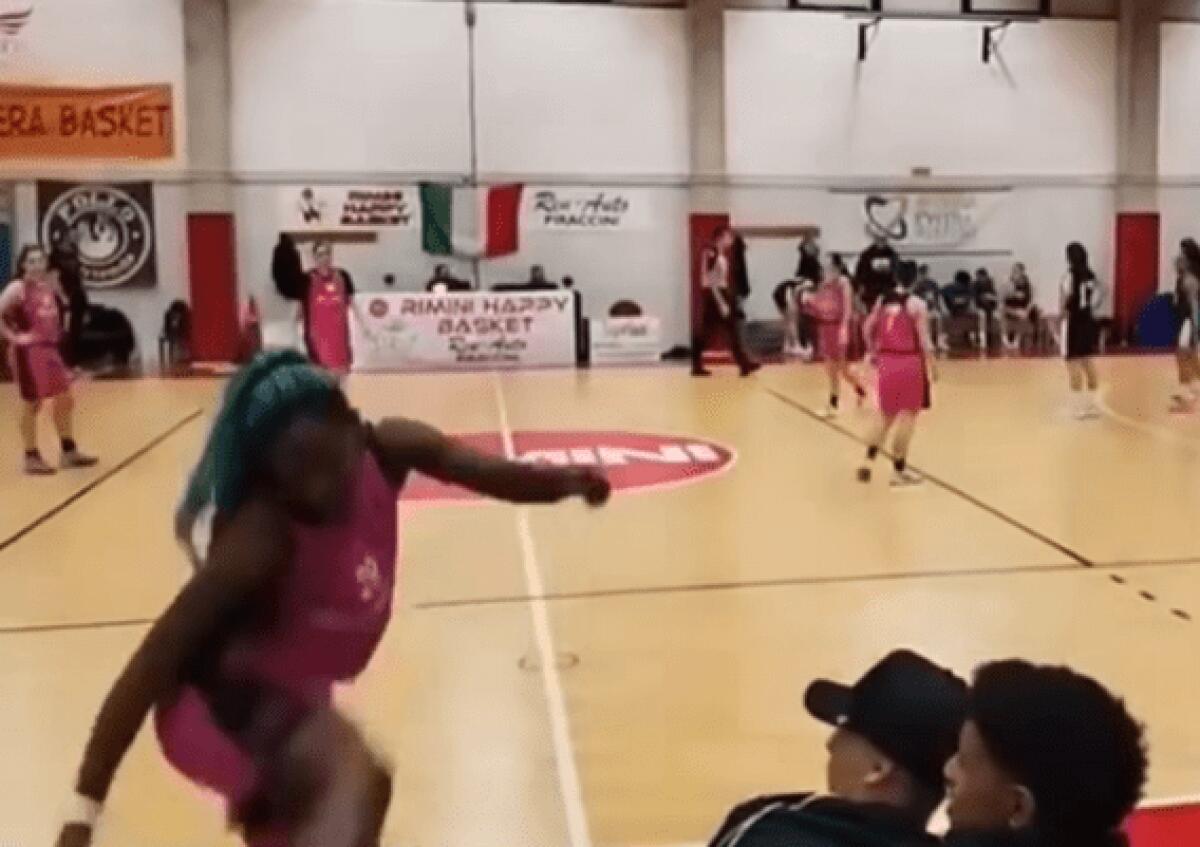 Razzismo in campo | L'incredibile reazione di una giovane promessa del basket che ha sfidato un insulto imperdonabile! - 