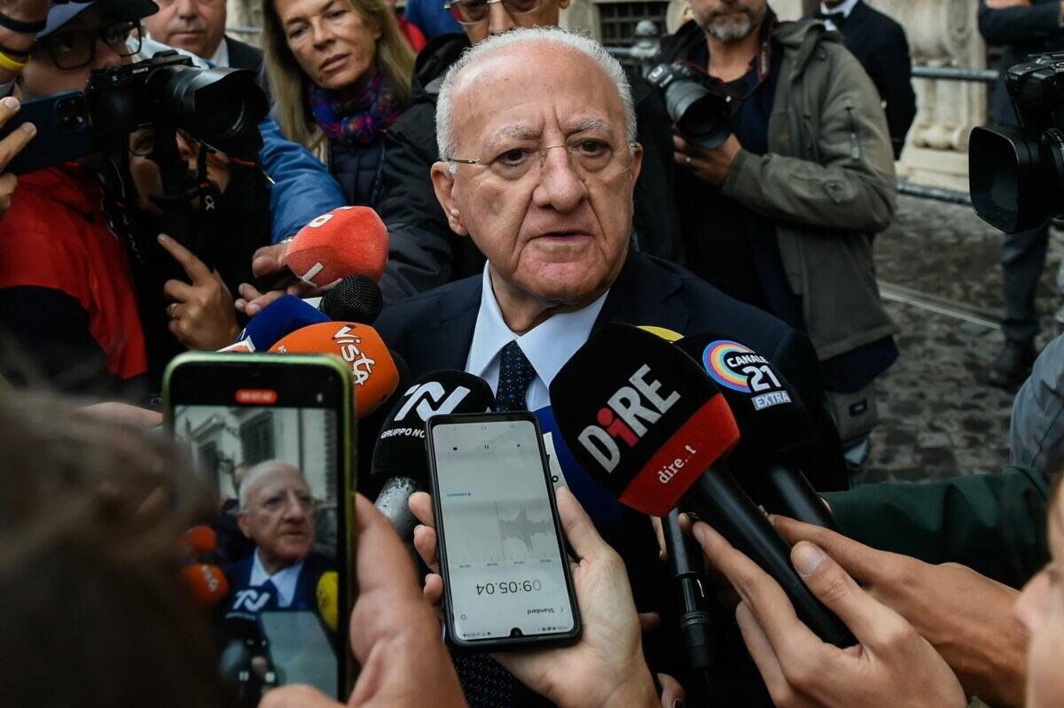 De Luca svela un piano audace per il Golfo di Napoli | Ma le critiche al governo stanno per scatenare una tempesta! - 
