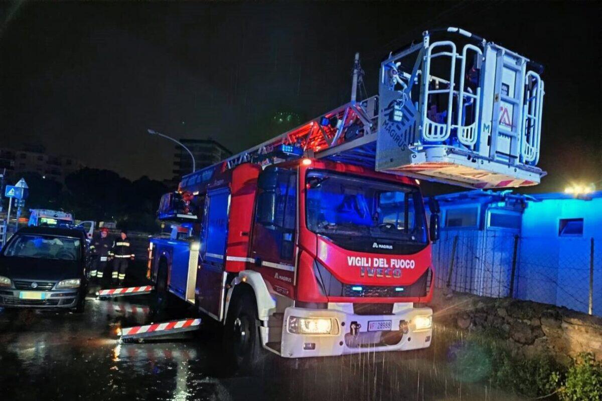 Incendio notturno devasta auto in Palermo | La sorprendente reazione dei Vigili del Fuoco salverà vite? - 