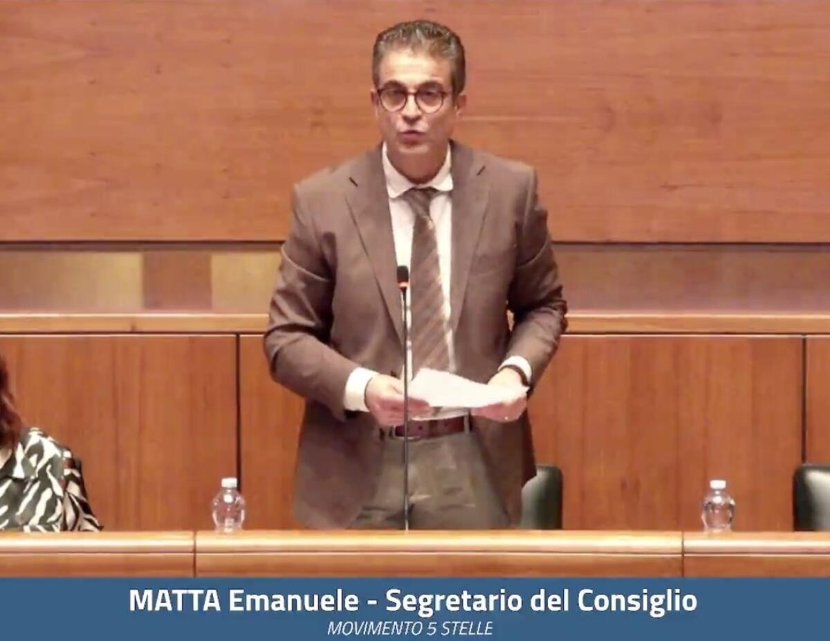 Un consigliere regionale inciampa nella pronuncia e scatena la risata generale | Ma non immaginavi che fosse dislessico! - 