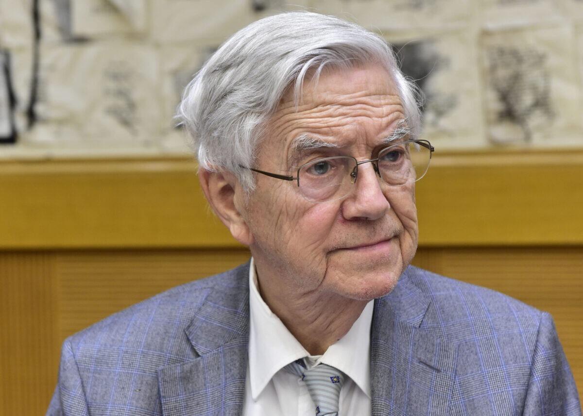 Frits Bolkestein è morto | La direttiva che inguaia i balneari è davvero il suo testamento? -
