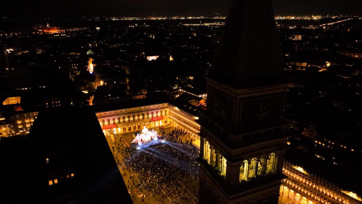 Venezia in festa per il Carnevale: 20.000 innamorati gridano dal palco, ma cosa nasconde davvero "Il tempo di Casanova"? - 