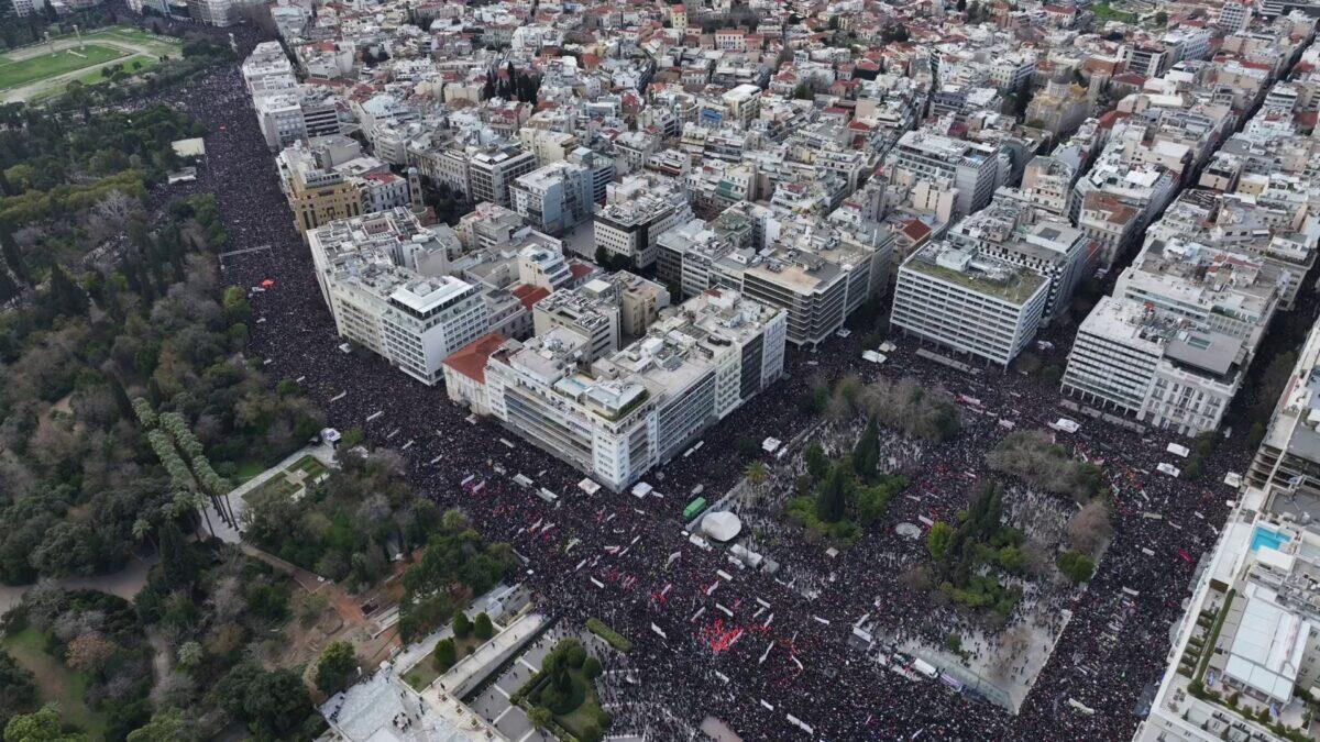 Un milione in piazza | La Grecia si ribella contro il governo: scoppiano violenti scontri! -