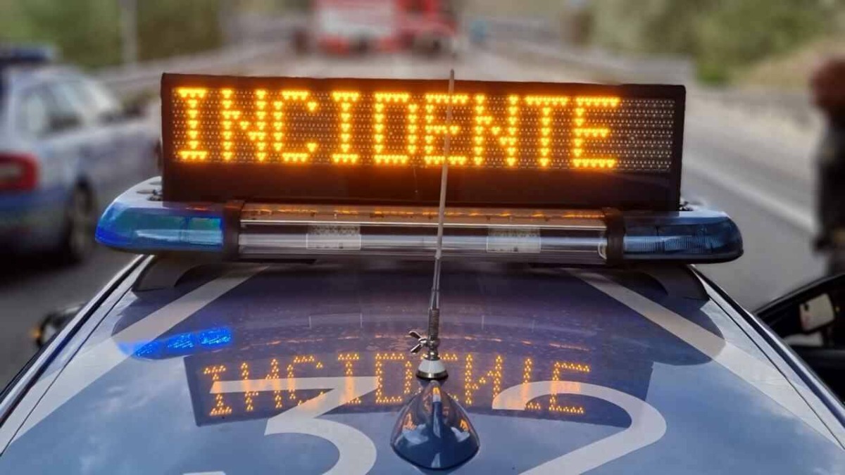 Incidente stradale: impatto con distributore carburante -