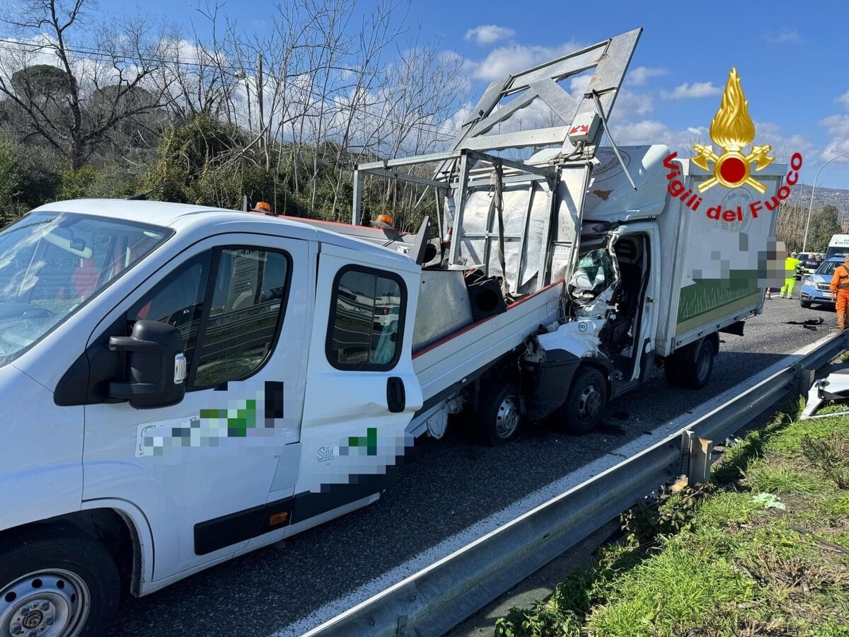 Incidente sulla A18 | Violento impatto tra due furgoni - 