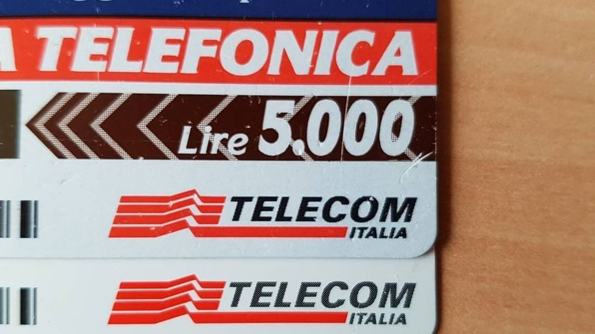 Anni 90: l’addio ai gettoni telefonici e l'arrivo delle schede telefoniche (e il motivo assurdo per cui oggi valgono una fortuna!) -