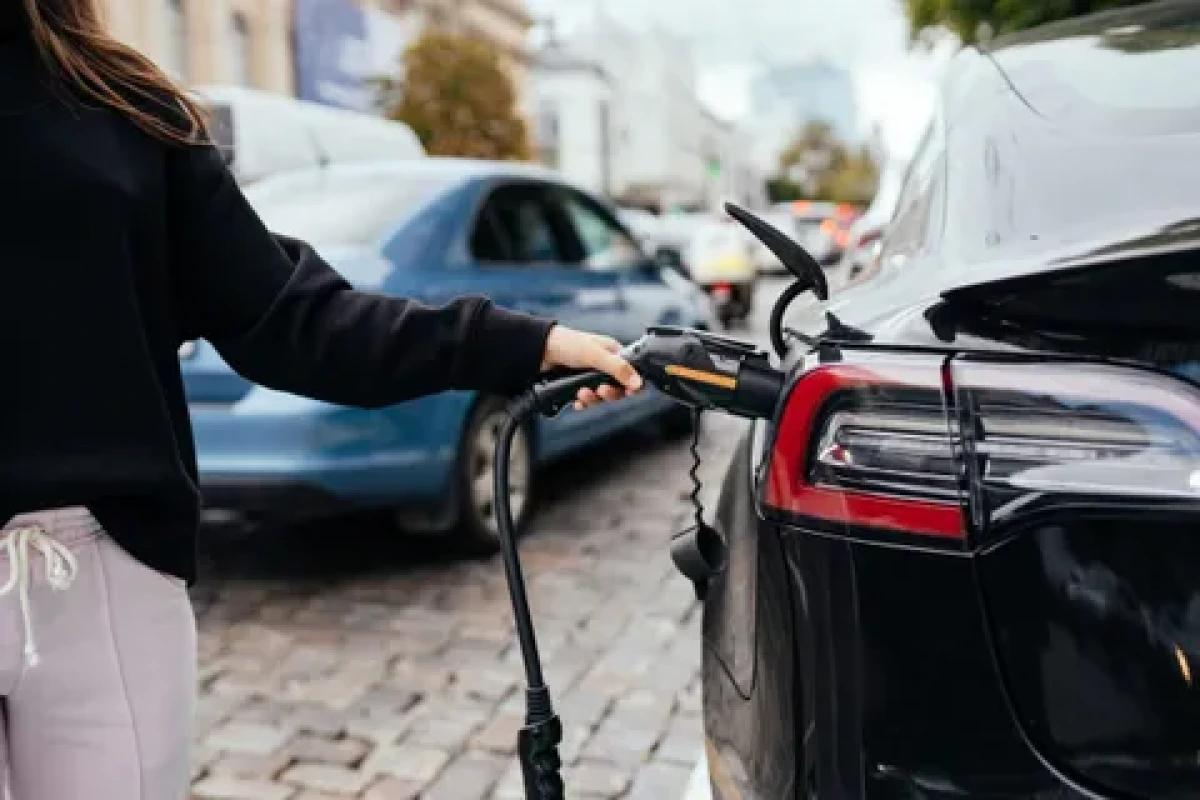 Auto elettriche, l’UE non lascia scampo | Maxi sanzioni per chi non abbandona il motore termico, ecco cosa cambia -