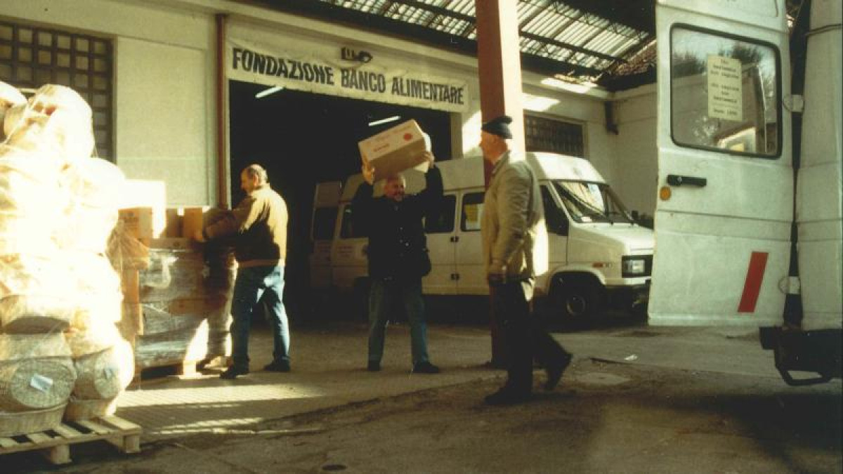 Anni ‘80: Quando in Italia nacque il Banco Alimentare (e il dettaglio che pochi conoscono!) -