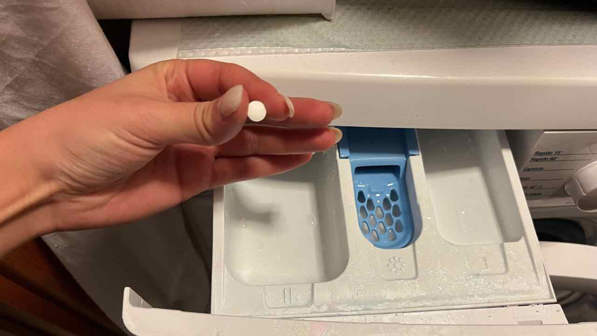 Quella compressa che hai in casa fa miracoli in lavatrice | Il trucco della nonna per un bianco che acceca -