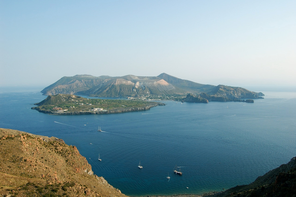 Un angolo di mondo che ti lascerà senza fiato | Le spiagge nere di Vulcano e il segreto che nessuno ti ha mai raccontato - Foto: andrea.pacelli/Wikipedia