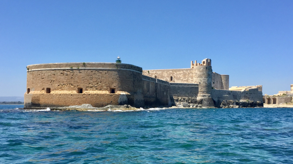 Il Castello Maniace | Il gigante di pietra che sorveglia il porto di Siracusa - Foto: Simone Parisotto/Wikipedia