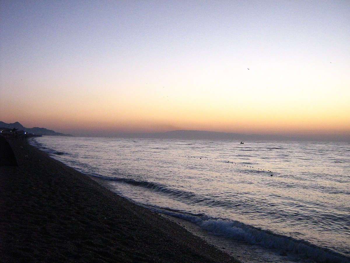 La spiaggia di Fondachello in provincia di Catania | La spiaggia di ciottoli preferita dai catanesi per l’estate - Foto: Ciccioconti/Wikipedia