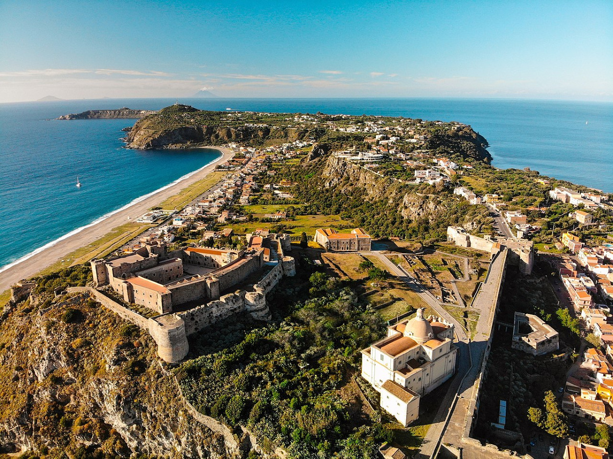 Il Castello di Milazzo | La fortezza siciliana che domina il mare di Messina - Foto: Mosaicoeventi/Wikipedia