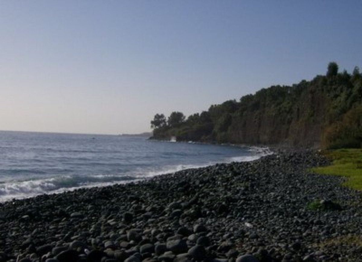La Spiaggia di Praiola a Giarre | Una caletta nascosta tra rocce e acque cristalline - Foto: qspiaggie.it
