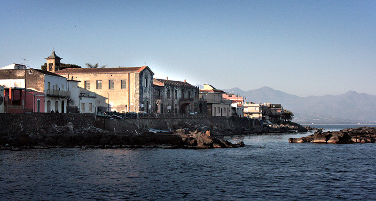 Le scogliere laviche di Torre Archirafi | Dove la pietra incontra il mare - Foto: Alqasar/Wikipedia