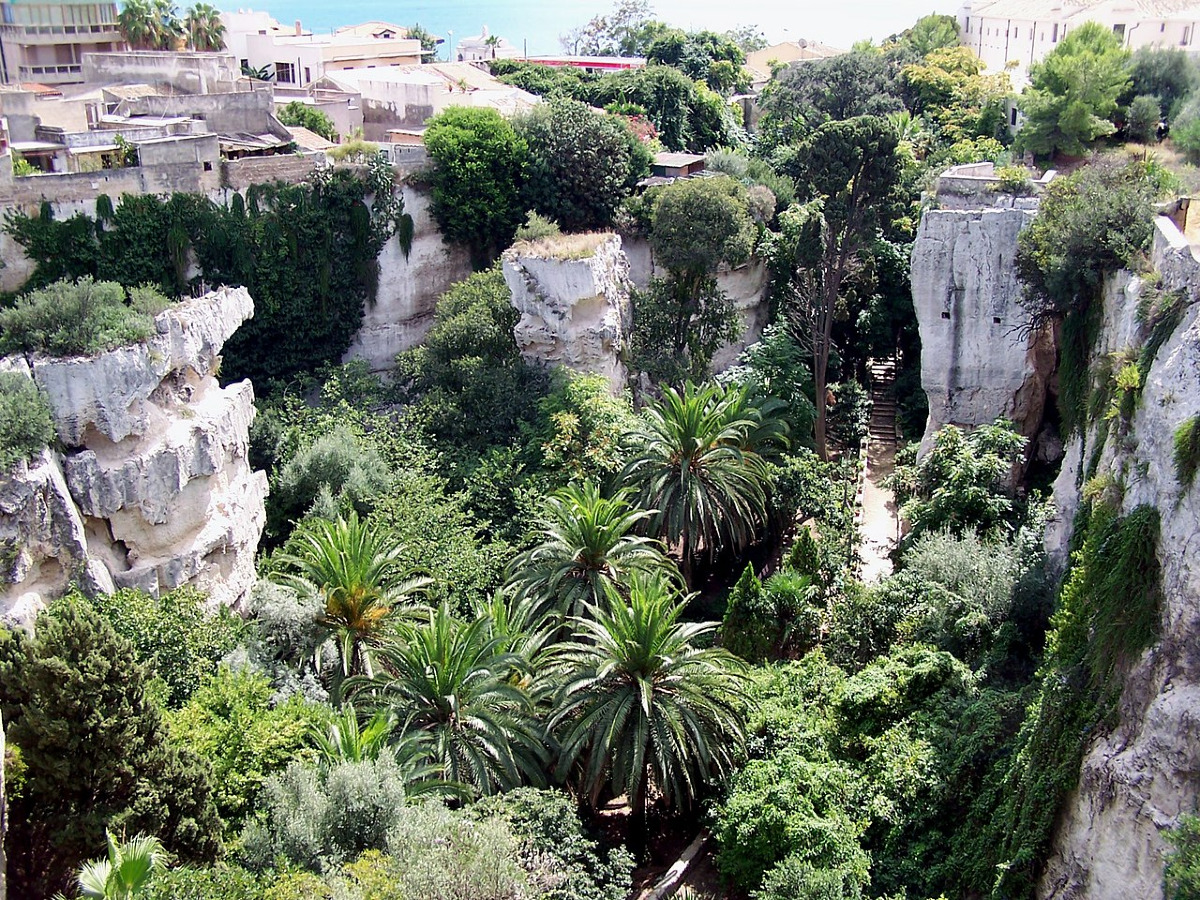 Le Latomie dei Cappuccini | Le antiche cave di Siracusa tra prigioni segrete e giardini incantati - Foto: Davide Mauro/Wikipedia