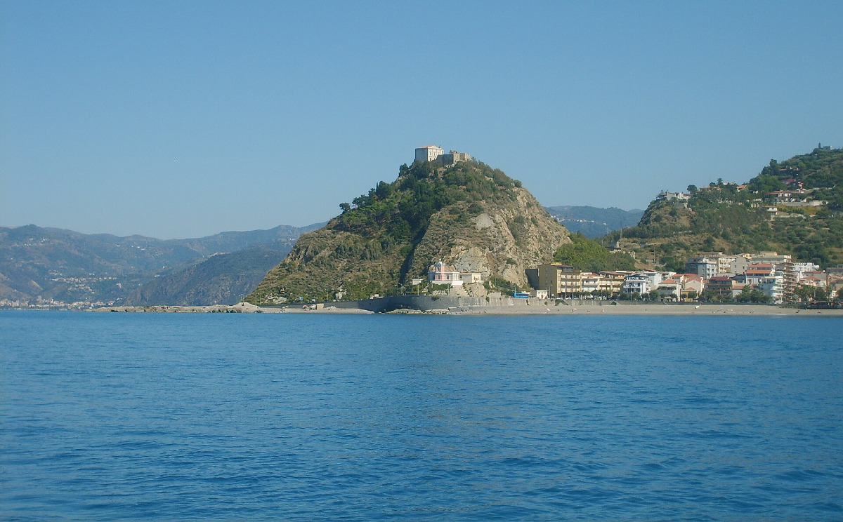Capo d'Orlando | Il borgo marinaro della Sicilia che incanta tra mito, mare e panorami mozzafiato - Foto: Salvatore Messina/Wikipedia