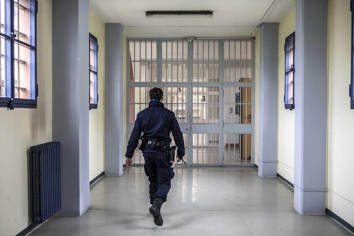 Un detenuto di 70 anni si suicida in carcere: la situazione è davvero insostenibile? -