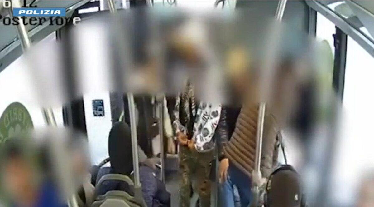 Milano: Anziana aggredita sull'autobus per una collanina d'oro | Come possono arrivare a tanto? - 