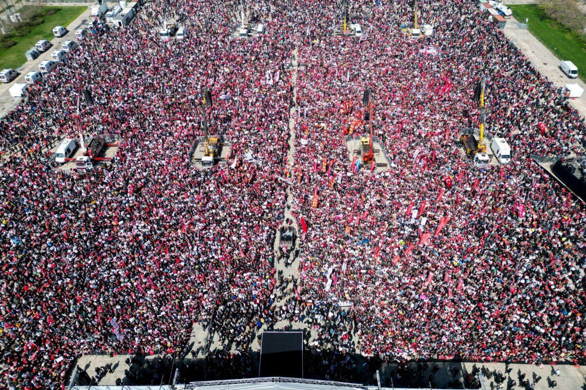 2,2 milioni di persone in piazza: una manifestazione storica contro l'arresto del sindaco? | Scopri il messaggio che potrebbe cambiare la Turchia! - 