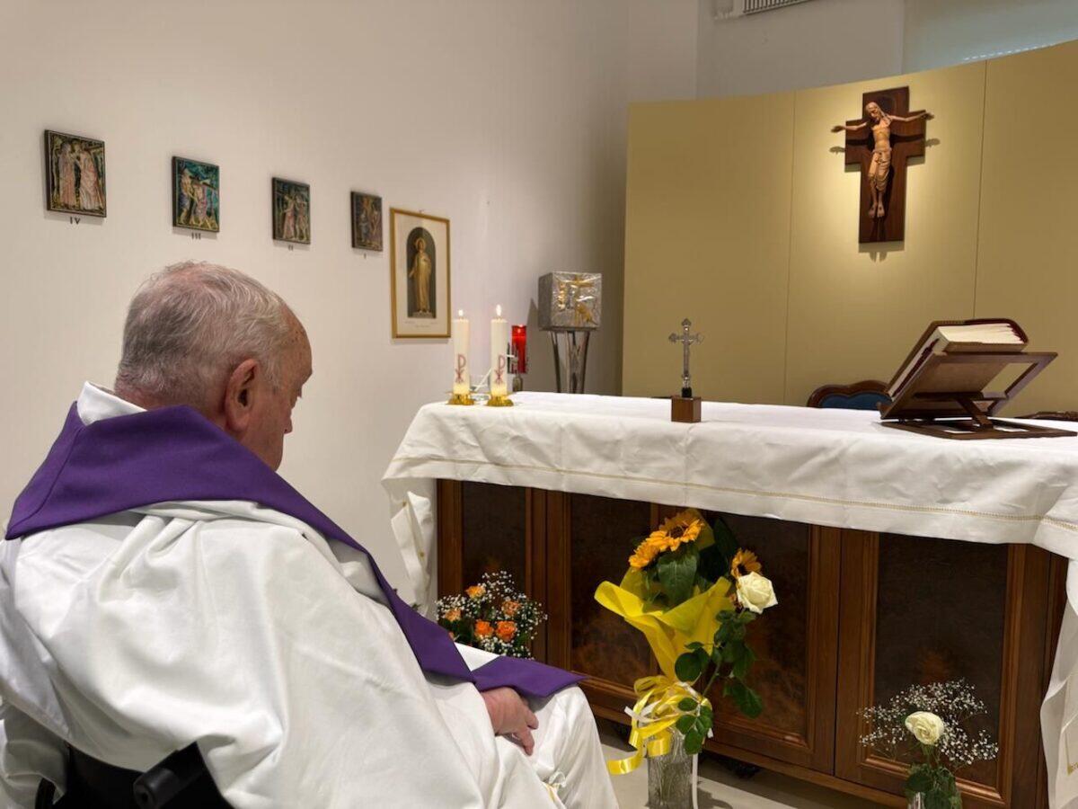 La prima foto di Papa Francesco dopo il ricovero | Scopri il messaggio che sta sorprendendo il mondo! -