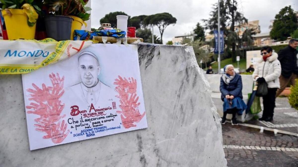 Una torta in ospedale per il Papa | Cosa significa davvero la sua salute stazionaria? -
