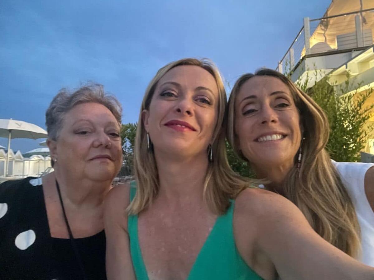 Giorgia Meloni rivela il segreto della sua vita frenetica | Scopri come una semplice chat le cambia la giornata! - 