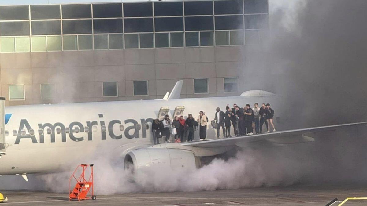 Aereo in Fiamme a Denver: I Passeggeri Sull'Ala Sono Veri Eroi o Solo Fortunati? -