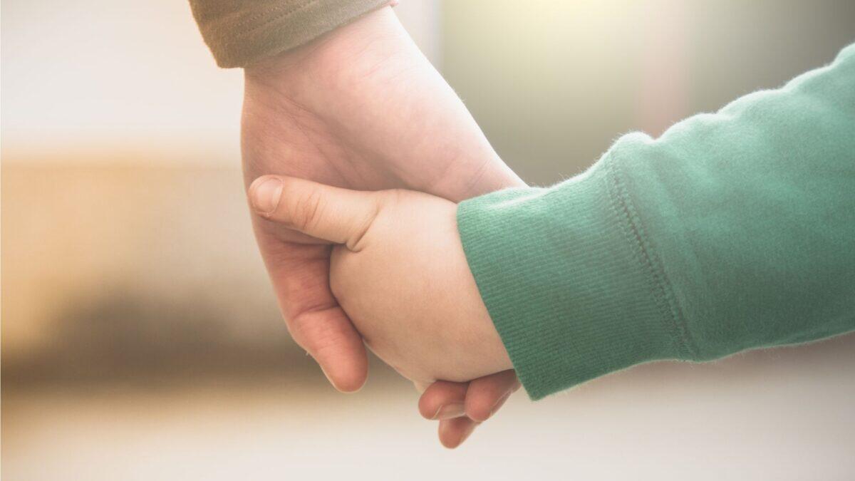 Madri accusate di alienazione: il drammatico business delle case famiglia | Perché il sistema ignora le vere vittime? -