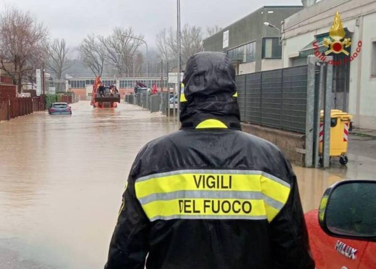 Allerta rossa in Toscana | Perché i vigili del fuoco stanno lavorando 24 ore su 24? -