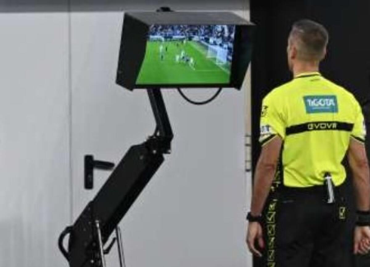 La VAR si spiega allo stadio | Gli arbitri rivelano finalmente i segreti in campo! -