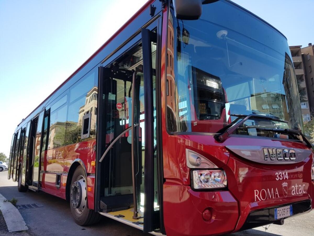 Coppia di ladri catturati in autobus | Non crederai come rubavano i codici delle carte! -