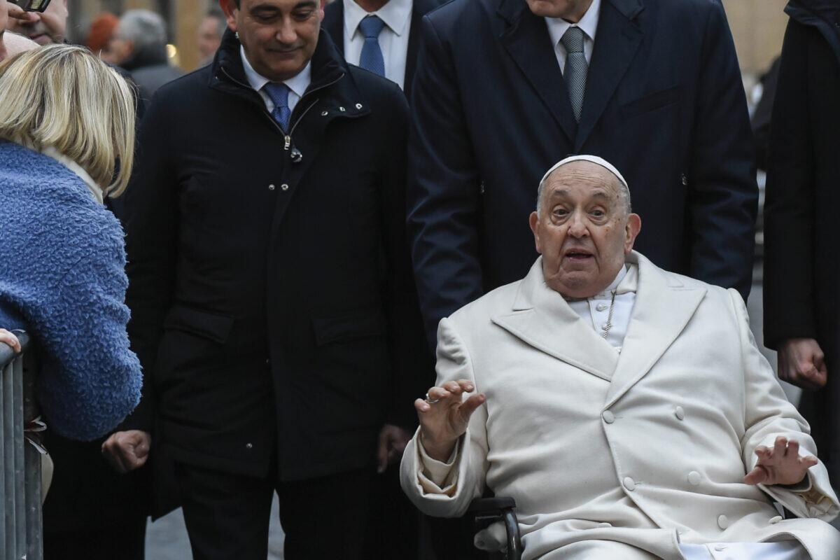Il Papa in ospedale lancia un appello inedito | La guerra è più assurda che mai! - 