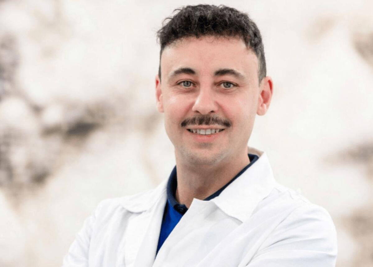 Un chirurgo perseguitato dal padre: "Assoldato un uomo per farmi del male" | La verità che sconcerta sul legame familiare! -